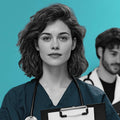 Arts en assistent bespreken gezondheidsklachten in het Duits met een Duitstalige patiënt tijdens een consult.Duits leren wellness gezondheid